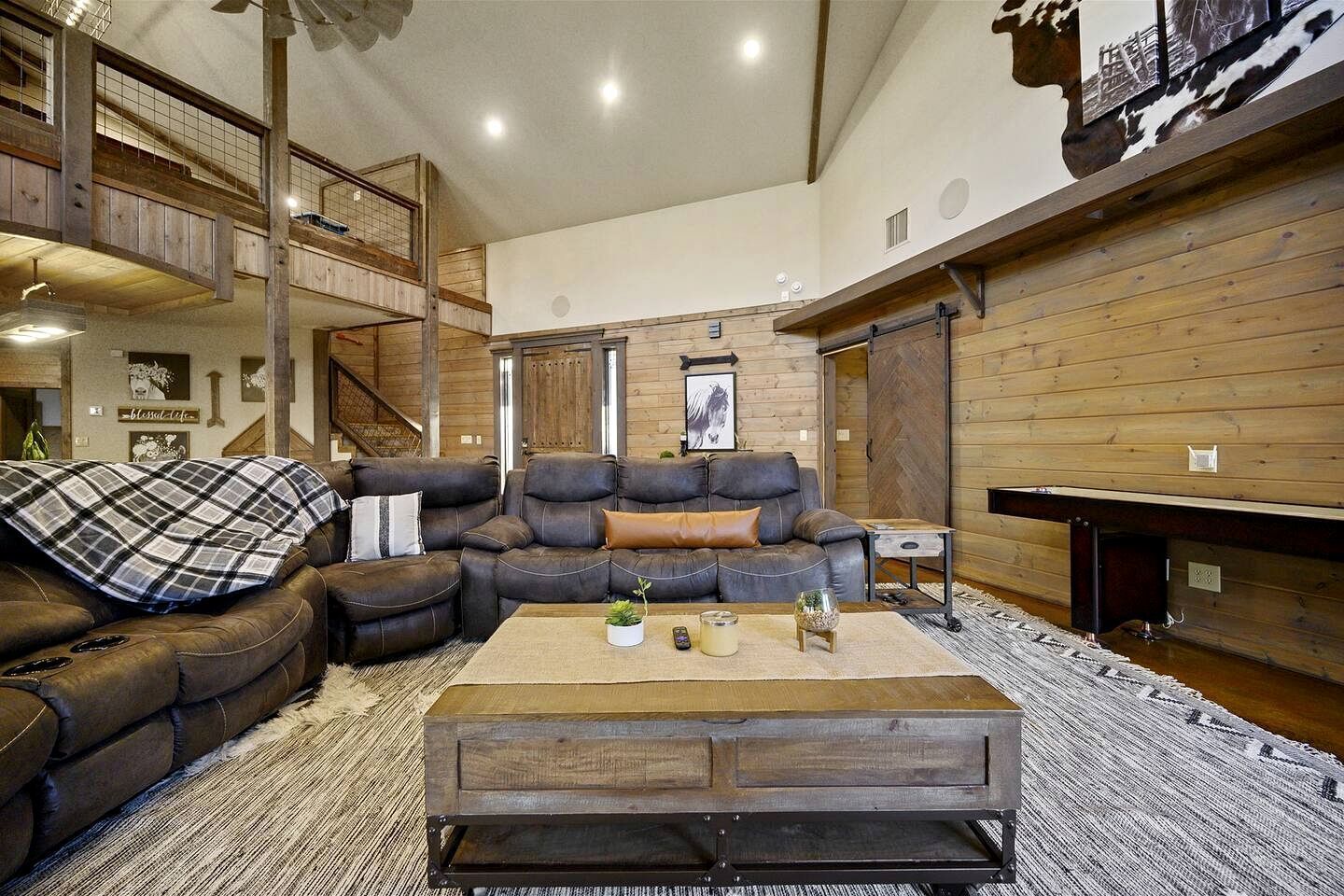 Fernseher, Kamin, Tischfußball, Tischtennisplatte