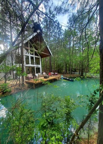 Escape to Elegance: Waterfront Cabin in a Texas Forest – Ideal Glamping Getaway