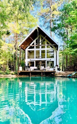 Escape to Elegance: Waterfront Cabin in a Texas Forest – Ideal Glamping Getaway