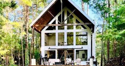 Escape to Elegance: Waterfront Cabin in a Texas Forest – Ideal Glamping Getaway