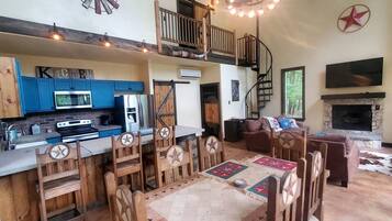 Televisión y chimenea