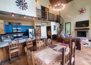 Televisión y chimenea 