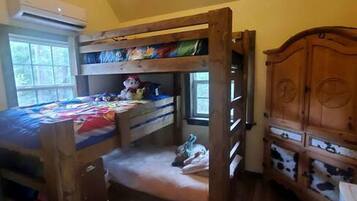 3 bedrooms, in-room safe, iron/ironing board, WiFi