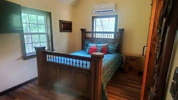 In-room safe, iron/ironing board, WiFi, bed sheets