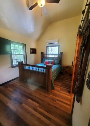 In-room safe, iron/ironing board, WiFi, bed sheets