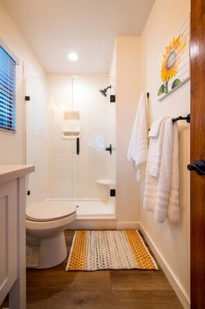 Bathroom - Beautiful Treehouse Glamping Site, Near Magnolia, Texas (Elm Mott)