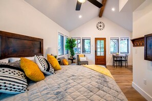 Room - Beautiful Treehouse Glamping Site, Near Magnolia, Texas (Elm Mott)