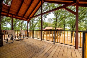 Terrace/patio - Beautiful Treehouse Glamping Site, Near Magnolia, Texas (Elm Mott)