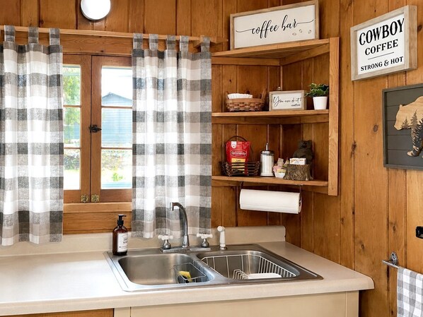 Coffee/tea maker, fridge, microwave, oven