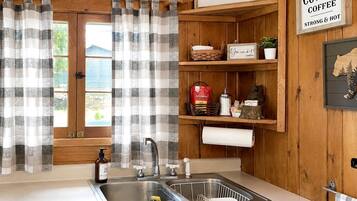 Wasserkocher mit Kaffee-/Teezubehör, Kühlschrank, Mikrowelle, Ofen