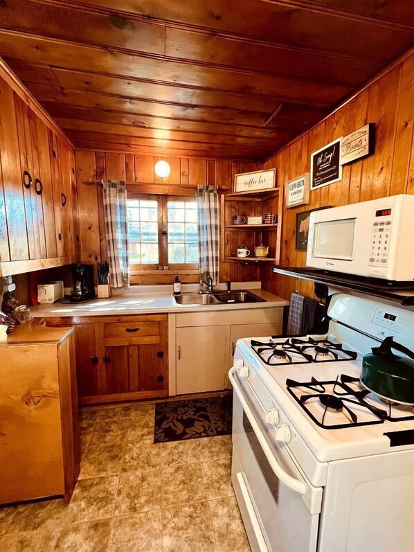 ثلاجة، ميكروويف، موقد طهي مسطح، ماكينة لصنع القهوة/الشاي