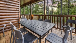 Outdoor dining - Outstanding Cabin with Air Hockey Table Beautifully Designed in Tennessee (Sevierville)