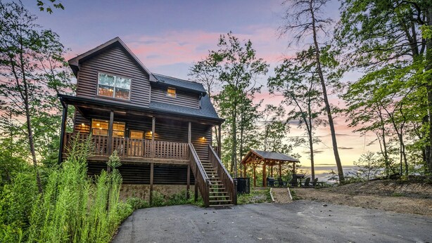 Exterior - Outstanding Cabin with Air Hockey Table Beautifully Designed in Tennessee (Sevierville)