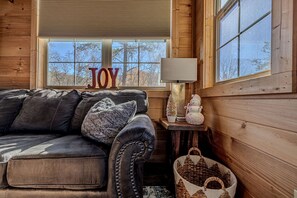 Living area - Outstanding Cabin with Air Hockey Table Beautifully Designed in Tennessee (Sevierville)