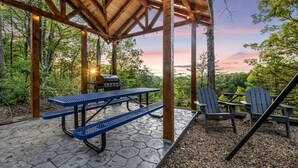 Outdoor dining - Outstanding Cabin with Air Hockey Table Beautifully Designed in Tennessee (Sevierville)