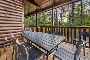 Outdoor dining - Outstanding Cabin with Air Hockey Table Beautifully Designed in Tennessee (Sevierville)