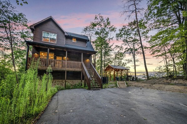 Exterior - Outstanding Cabin with Air Hockey Table Beautifully Designed in Tennessee (Sevierville)