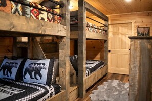 Room - Outstanding Cabin with Air Hockey Table Beautifully Designed in Tennessee (Sevierville)