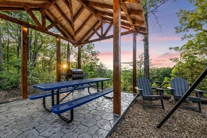 Outdoor dining - Outstanding Cabin with Air Hockey Table Beautifully Designed in Tennessee (Sevierville)