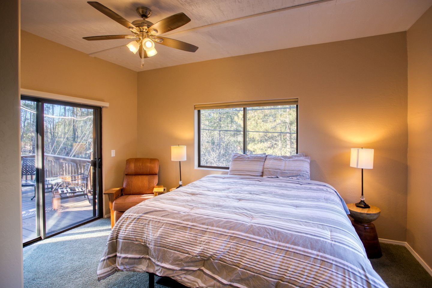 3 bedrooms, desk, WiFi, bed sheets
