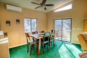Dining - Incredible Log Cabin with Gorgeous Sights in Pinetop, Arizona (Pinetop)