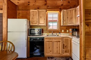 Private kitchen - Fantastic Cabin with Hot-Tub Perfect for a Getaway in Sevierville, Tennessee (Sevierville)