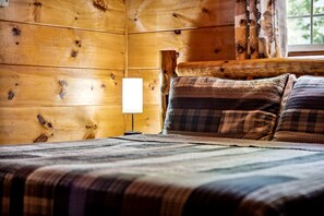 Room - Fantastic Cabin with Hot-Tub Perfect for a Getaway in Sevierville, Tennessee (Sevierville)