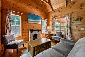 Living area - Fantastic Cabin with Hot-Tub Perfect for a Getaway in Sevierville, Tennessee (Sevierville)