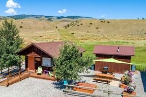 Outdoor dining - Wonderful Tiny Cabin with Incredible Amenities and Stunning Views in Emigrant, Montana (Emigrant)