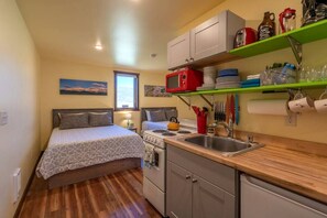 Køleskab, mikrobølgeovn, kogeplade, kaffe-/temaskine