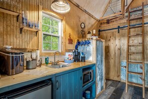 ثلاجة، ميكروويف، ماكينة لصنع القهوة/الشاي، مستلزمات طهي/أطباق/أوعية