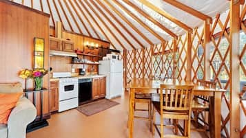 Réfrigérateur, micro-ondes, plaque de cuisson, lave-vaisselle