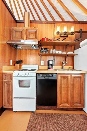 Geladeira, micro-ondas, cooktop, lava-louças