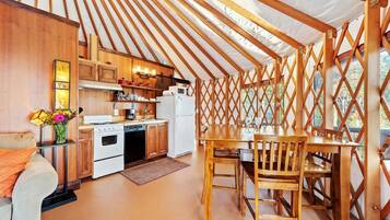 Geladeira, micro-ondas, cooktop, lava-louças