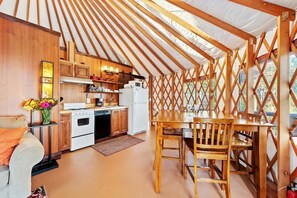 Geladeira, micro-ondas, cooktop, lava-louças