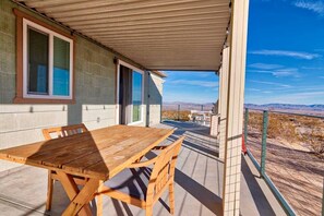 Outdoor dining - Roadrunner's Roost near Joshua Tree, CA (Twentynine Palms)