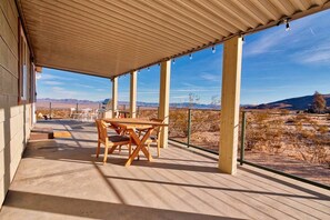 Outdoor dining - Roadrunner's Roost near Joshua Tree, CA (Twentynine Palms)