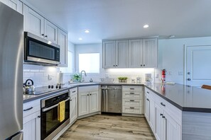 Geladeira, micro-ondas, fogão, cooktop