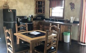 冷蔵庫、電子レンジ、コンロ、コーヒー / ティーメーカー