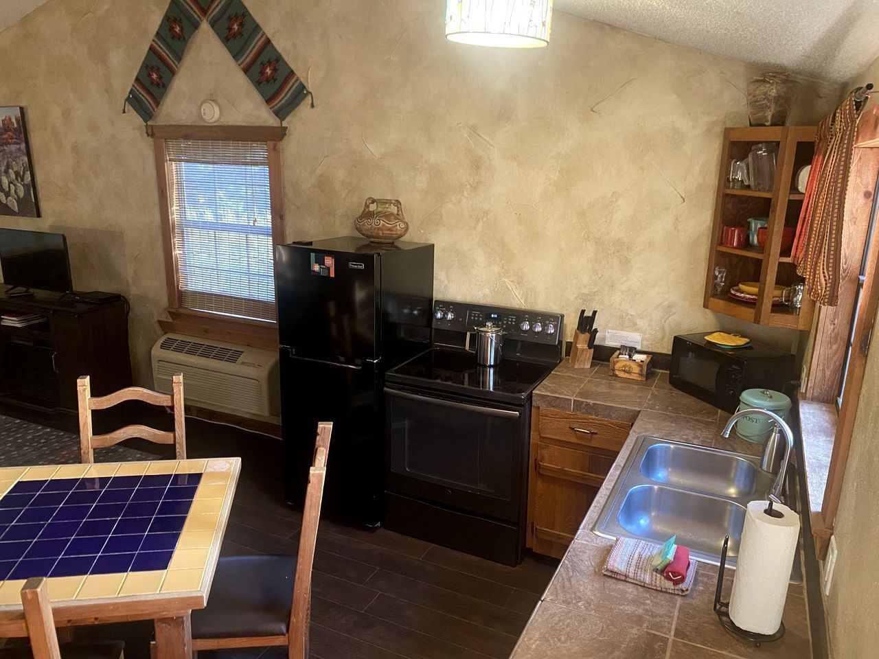 Coffee/tea maker, fridge, microwave, oven