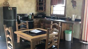 Cafetera y tetera, refrigerador, microondas y horno