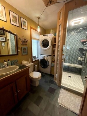Hair dryer, towels, toilet paper - Canvas Bell Tent in the Woods in Hardwick, VT (Hardwick)