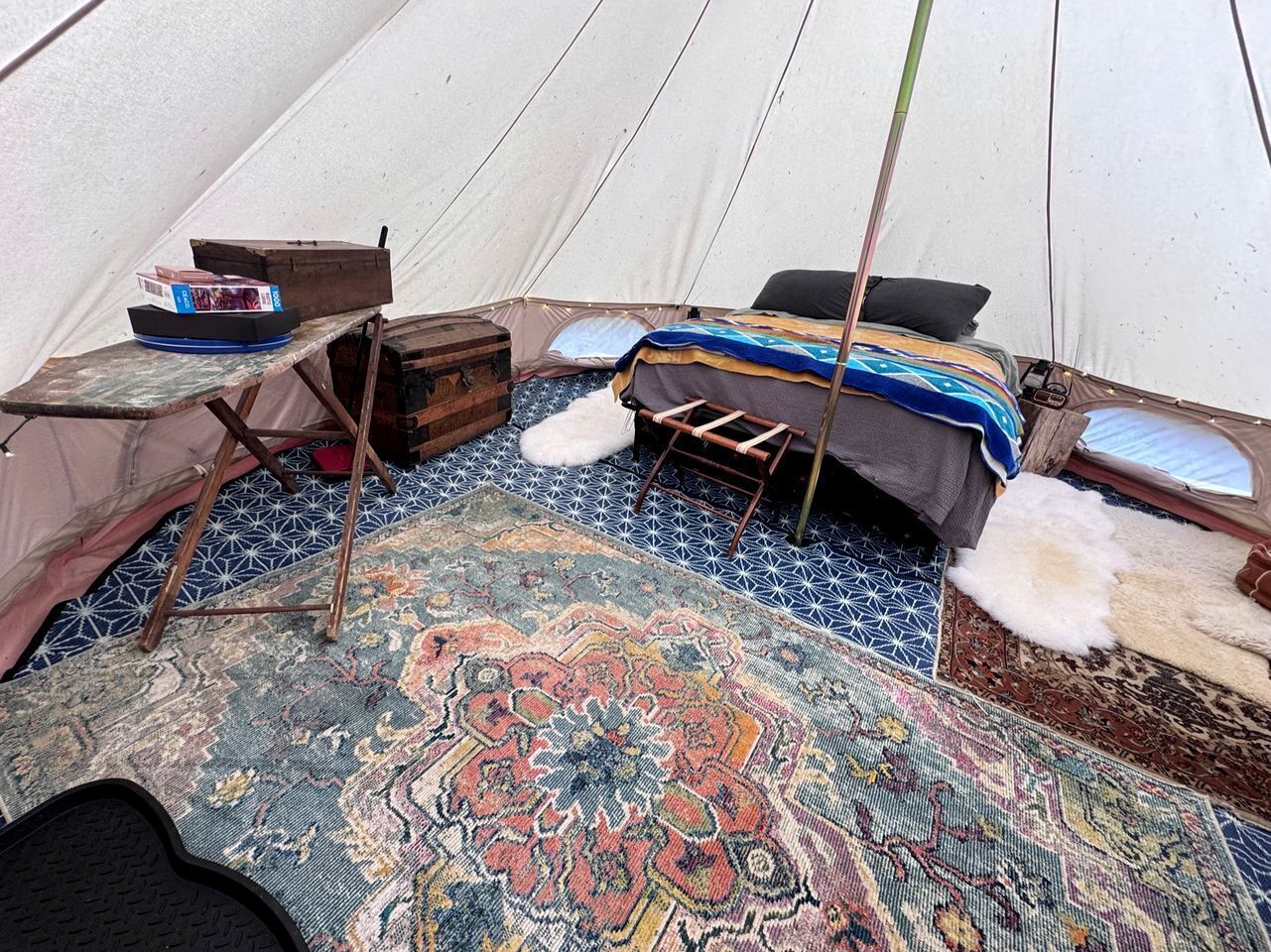 1 dormitorio, tabla de planchar con plancha, wifi y ropa de cama