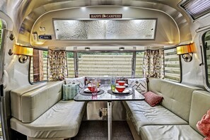 Dining - Remarkable Airstream Completely Equipped with Private Patio in Tennessee (Sevierville)