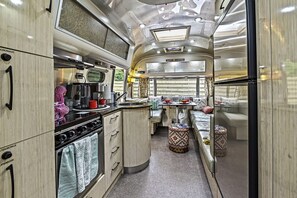 Private kitchen - Remarkable Airstream Completely Equipped with Private Patio in Tennessee (Sevierville)