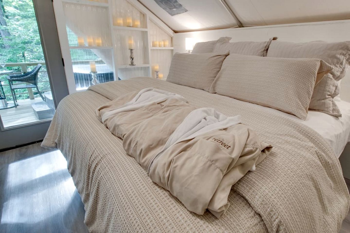 1 bedroom, desk, WiFi, bed sheets