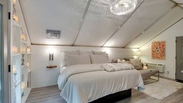 1 bedroom, desk, WiFi, bed sheets