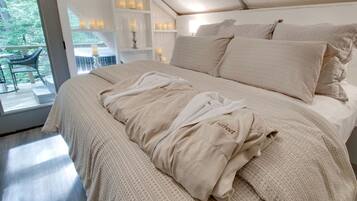1 bedroom, desk, WiFi, bed sheets
