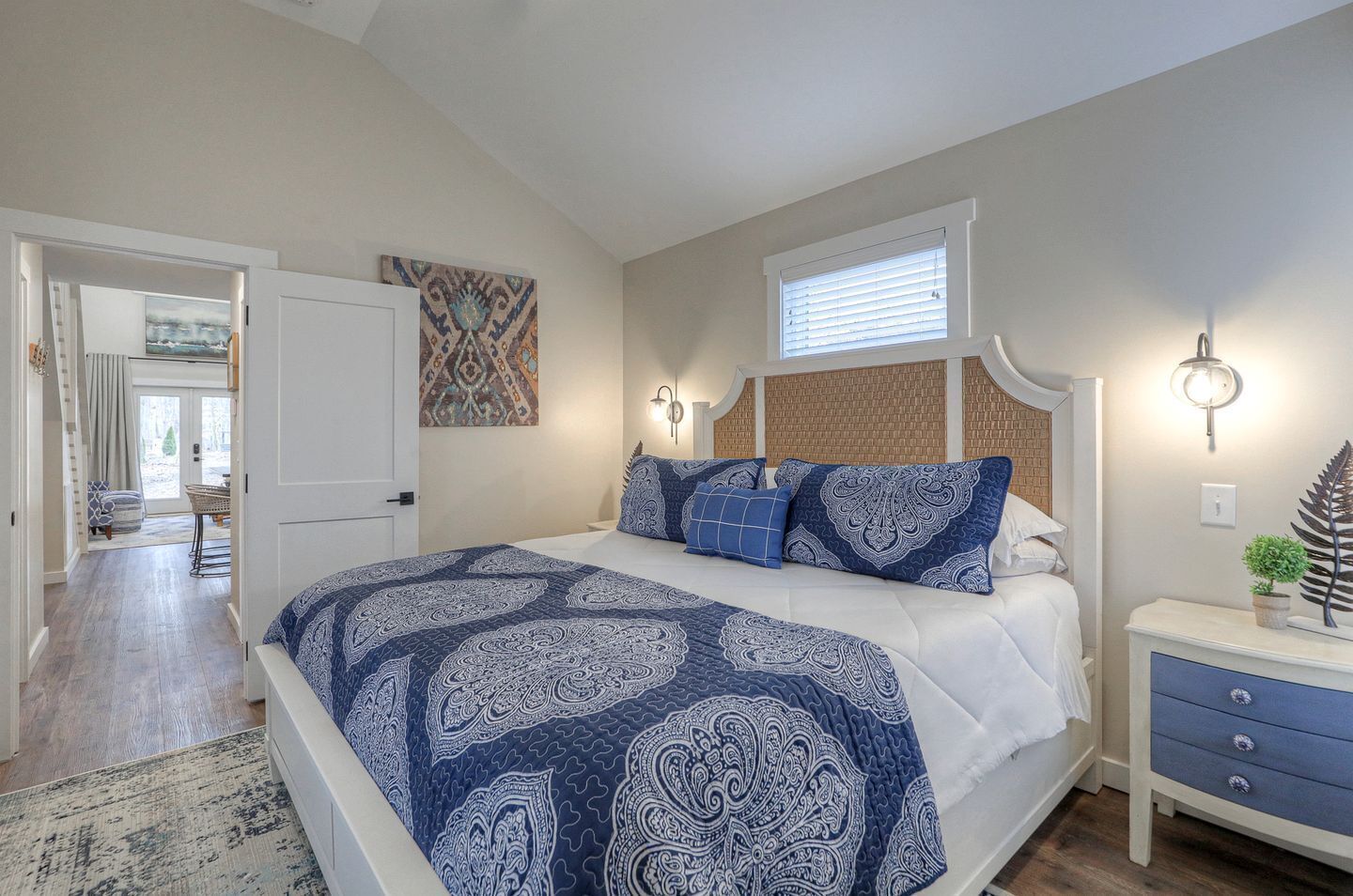 2 bedrooms, desk, WiFi, bed sheets
