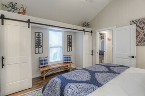2 bedrooms, desk, WiFi, bed sheets - Embrace Nature in this Cozy Cabin with Fire Pit in Monteagle, Tennessee (Monteagle)